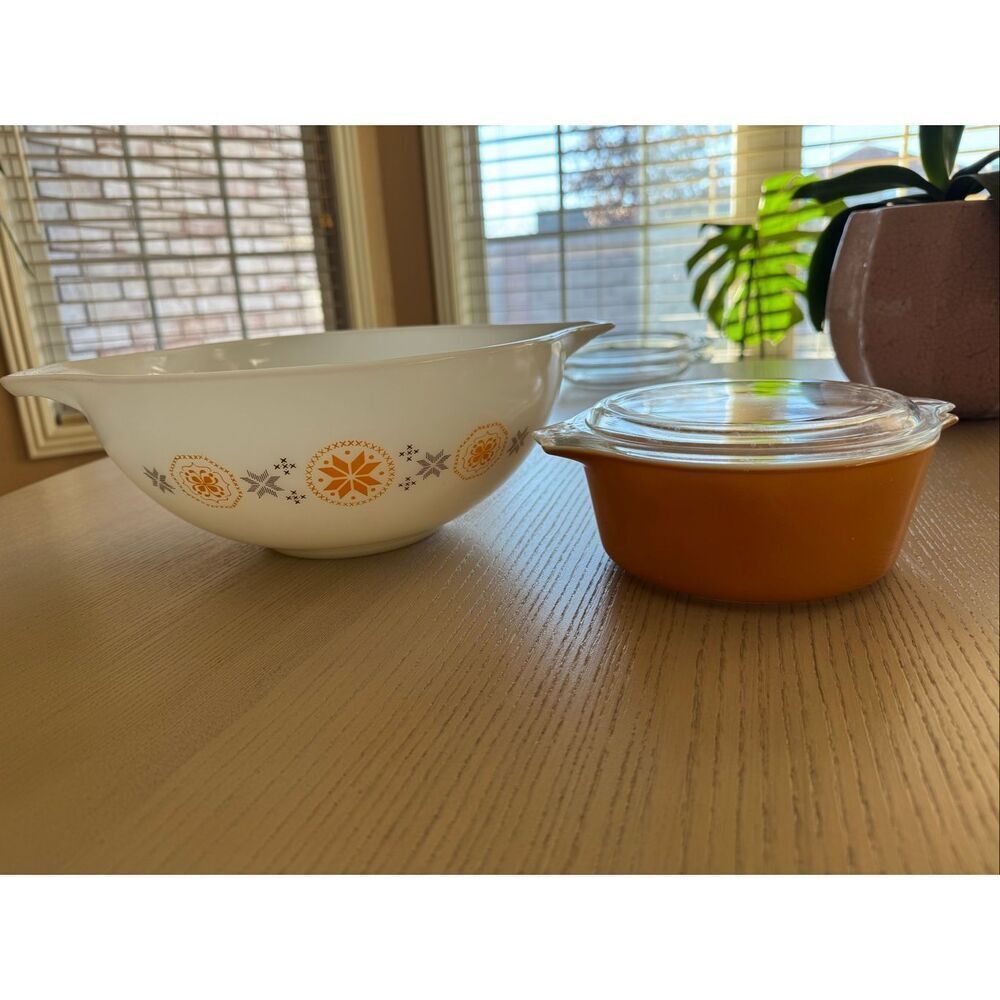 Pyrex Town & Country Cinderella bowl 444 60s Pennsylvania Dutch Old Orchard 472